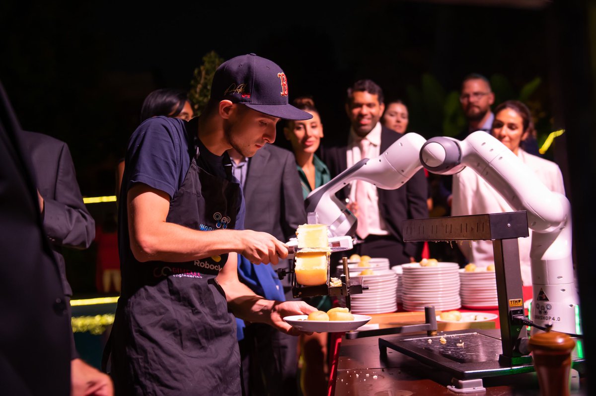 SwissAmbWB's tweet image. At the #SoireeSuisse, technology met with tradition. 

Thank you 🙏 @SwissEmbassyUSA for a really great evening. 

🇨🇭#APlusForInnovation

#Roboclette @valaiswallis @SwissAmbUSA @Swiss_un @HofSwitzerland