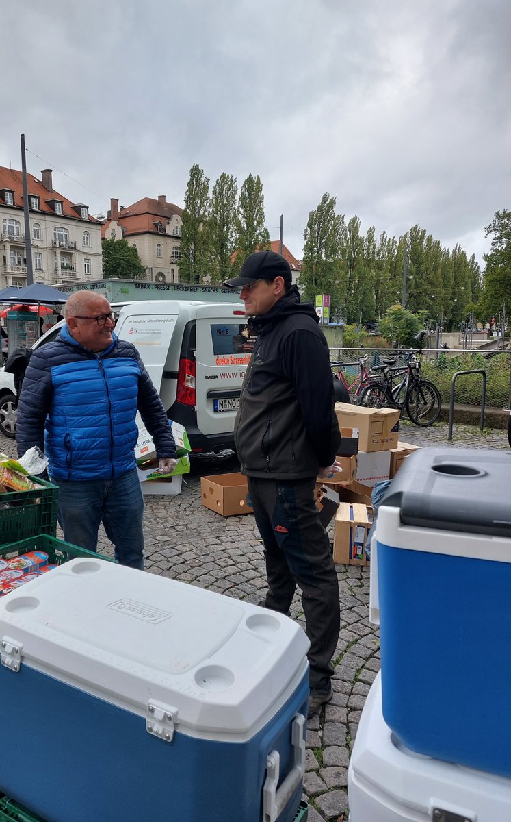 Igeps01's tweet photo. #direkteStrassenhilfe 38/2022 

Vor 2 Wochen Sommerfeeling, heute im Frühwintermodus an der #MünchnerFreiheit, aber wir hatten wieder mal großes Glück und der Regen hielt sich größtenteils zurück, so dass wir nur noch die Kälte hatten, aber im Winteroutfit ging das heute schon https://t.co/JVqvRERjij