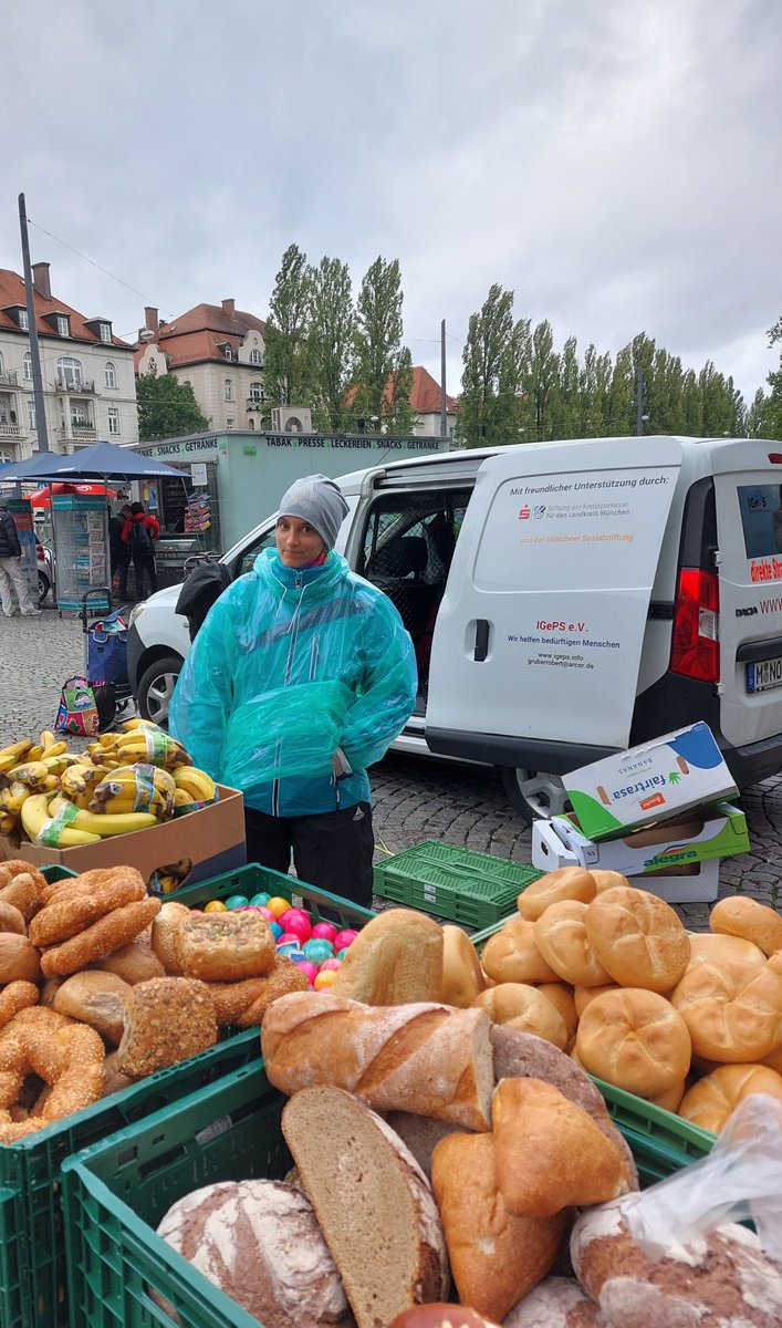Igeps01's tweet photo. #direkteStrassenhilfe 38/2022 

Vor 2 Wochen Sommerfeeling, heute im Frühwintermodus an der #MünchnerFreiheit, aber wir hatten wieder mal großes Glück und der Regen hielt sich größtenteils zurück, so dass wir nur noch die Kälte hatten, aber im Winteroutfit ging das heute schon https://t.co/JVqvRERjij
