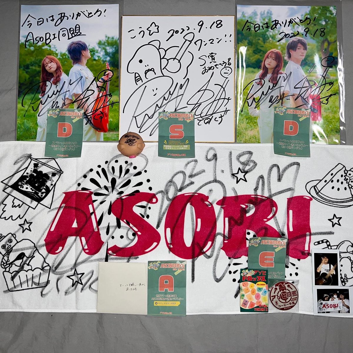 thx_uooo's tweet photo. 初ワンマンほんまに思い出に残るライブになった
豚ちゃん取れて兄妹でS賞A賞引いて
S賞ライブでリクエスト悩んでたらサビだけで2曲にしよかって言うてくれて0.03mmとくるみ割り人形歌ってくれて
それぞれのオリジナル曲を生で聴く機会がないからほんまに貴重な体験やった
最高に楽しかった

#ASOBI同盟 https://t.co/QKqrUdXD0W