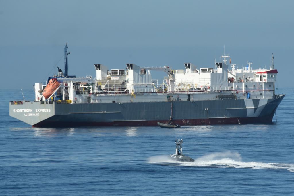 Armada_esp's tweet photo. Ejercicio de abordaje del BAM #Audaz al mercante "Shorthorn Express" con los vehículos no tripulados #Kaluga y #Sead23 dando seguridad al abordaje. Continúan los trabajos de alistamiento y preparación para las #DYMS22.
#SomosLaArmada 🇪🇸 ⚓️
#DefendemosEspañaEnYDesdeLaMar https://t.co/GA9RCb280l