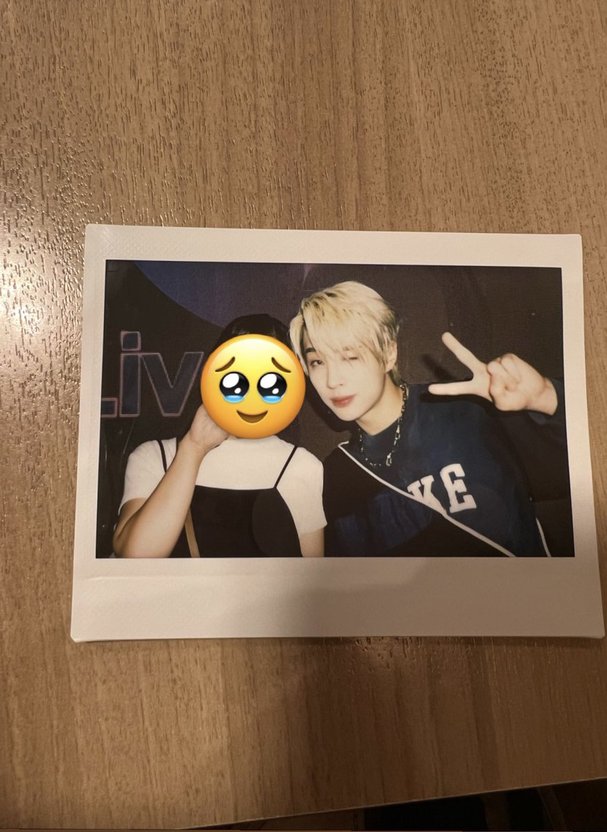 bae173_jminmin's tweet photo. 本日のチェキ🥹
ウインクできる？(韓国語)って聞いたら
まぁ、、、いいでしょうっ😁(韓国語)っていってウインクしてくれたけど
ビジュ優勝すぎでは、、、オモオモ、、、
 しかもムジンさん安定のゼロ距離で死ぬ🫠
 #bae173 #ODYSSEY_DaSH #무진 https://t.co/Y3hQ6W25tg