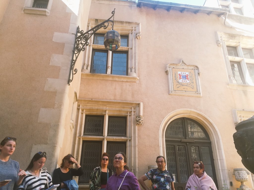 Enseignantes, religieuses, femmes politiques, reine... L'histoire de Poitiers regorge d'histoires de femmes fascinantes. Merci à Louise et Manon, anciennes étudiantes à l'université de #Poitiers, pour cette visite féministe 💪👩‍🎓#JEP2022