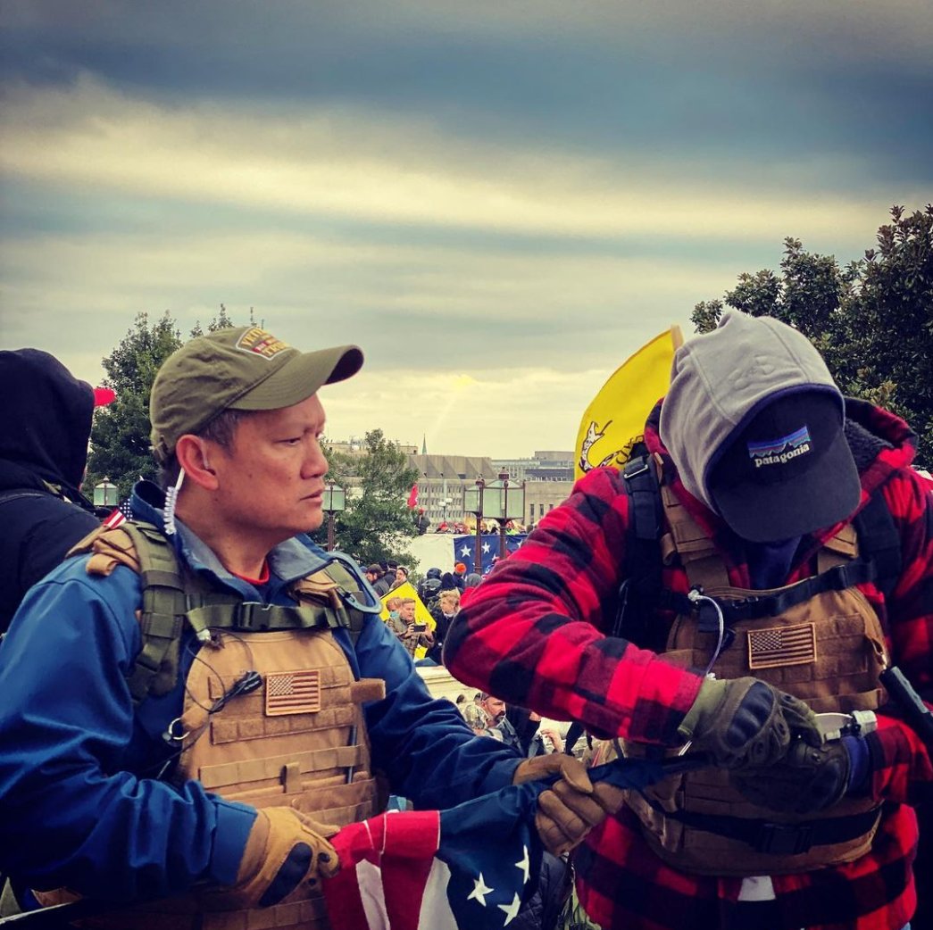 Nightvi17337331's tweet photo. #PategoniaCap (w/#BlueJacketVetsCap) also has #BackPackMiniFlag. They're tinkering w/ a #SeditionFlagTenna in #NWTerrace courtyard (supporting that the USA flag may be an antenna). To me #NWCourtyard scaffold is abt raising antenna & #MommaCapitolFlag signaled completed task./2 https://t.co/jmodmRvF5W