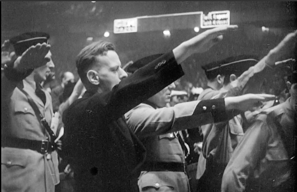 CREWcrew's tweet photo. On the left, a Nazi rally in New York City in 1939.
On the right, a Trump rally in Ohio in 2022. https://t.co/rPiUZS1P8s