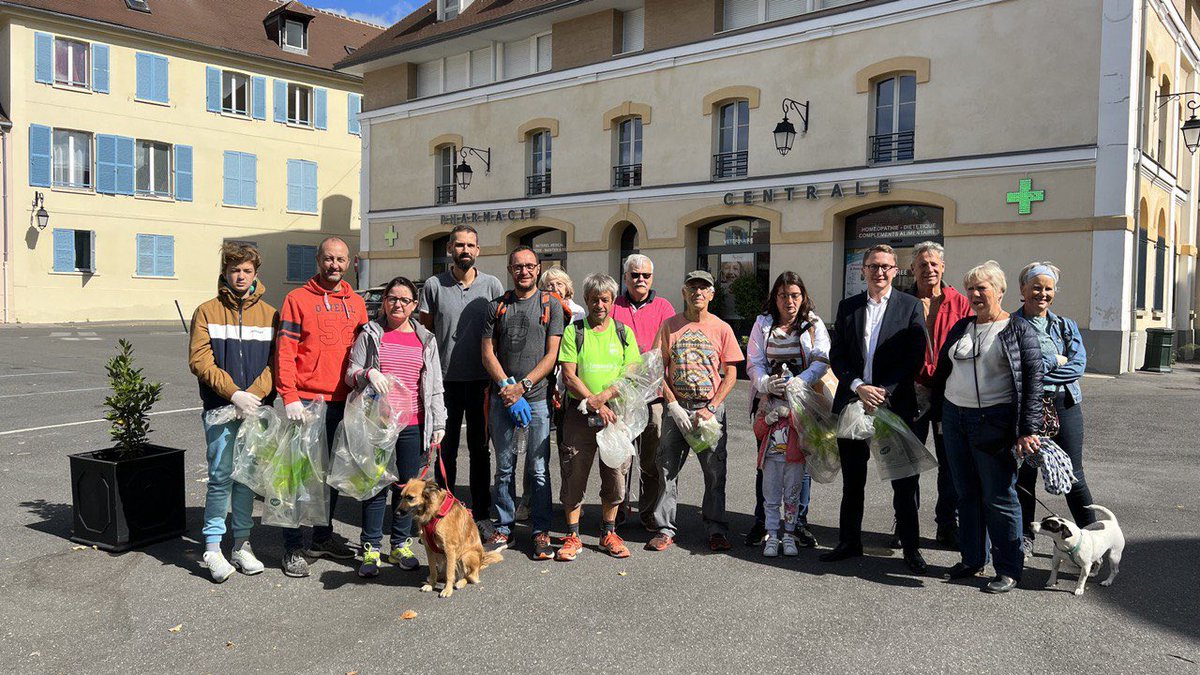 midy_paul's tweet photo. J’étais hier aux côtés des Verriérois pour la World Cleanup Day #worldcleanupday2022, la journée mondiale où nous sommes mobilisés pour une planète sans déchet.

Bravo à @VincentHulinVLB pour cette initiative ! 🚮🧤 https://t.co/vaS7g4XZ4r