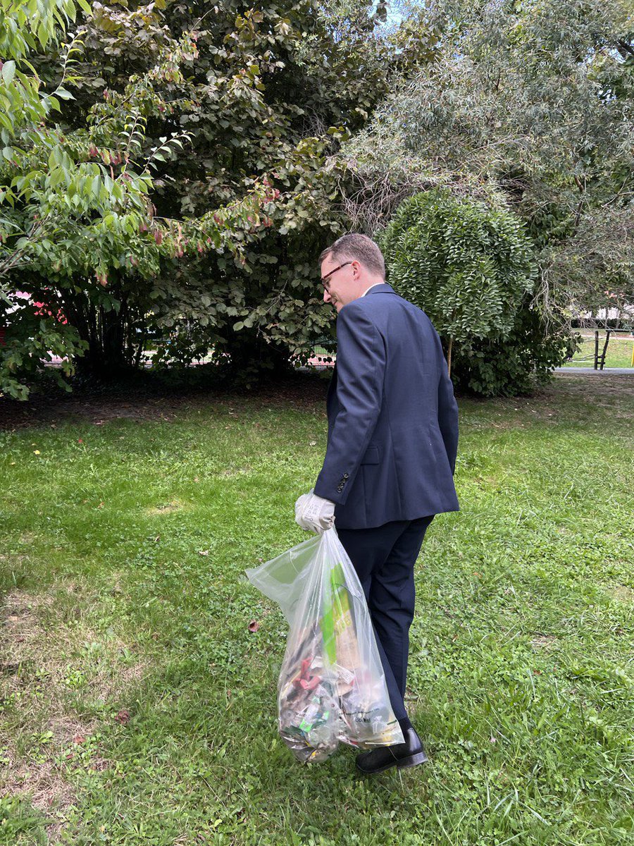 midy_paul's tweet photo. J’étais hier aux côtés des Verriérois pour la World Cleanup Day #worldcleanupday2022, la journée mondiale où nous sommes mobilisés pour une planète sans déchet.

Bravo à @VincentHulinVLB pour cette initiative ! 🚮🧤 https://t.co/vaS7g4XZ4r