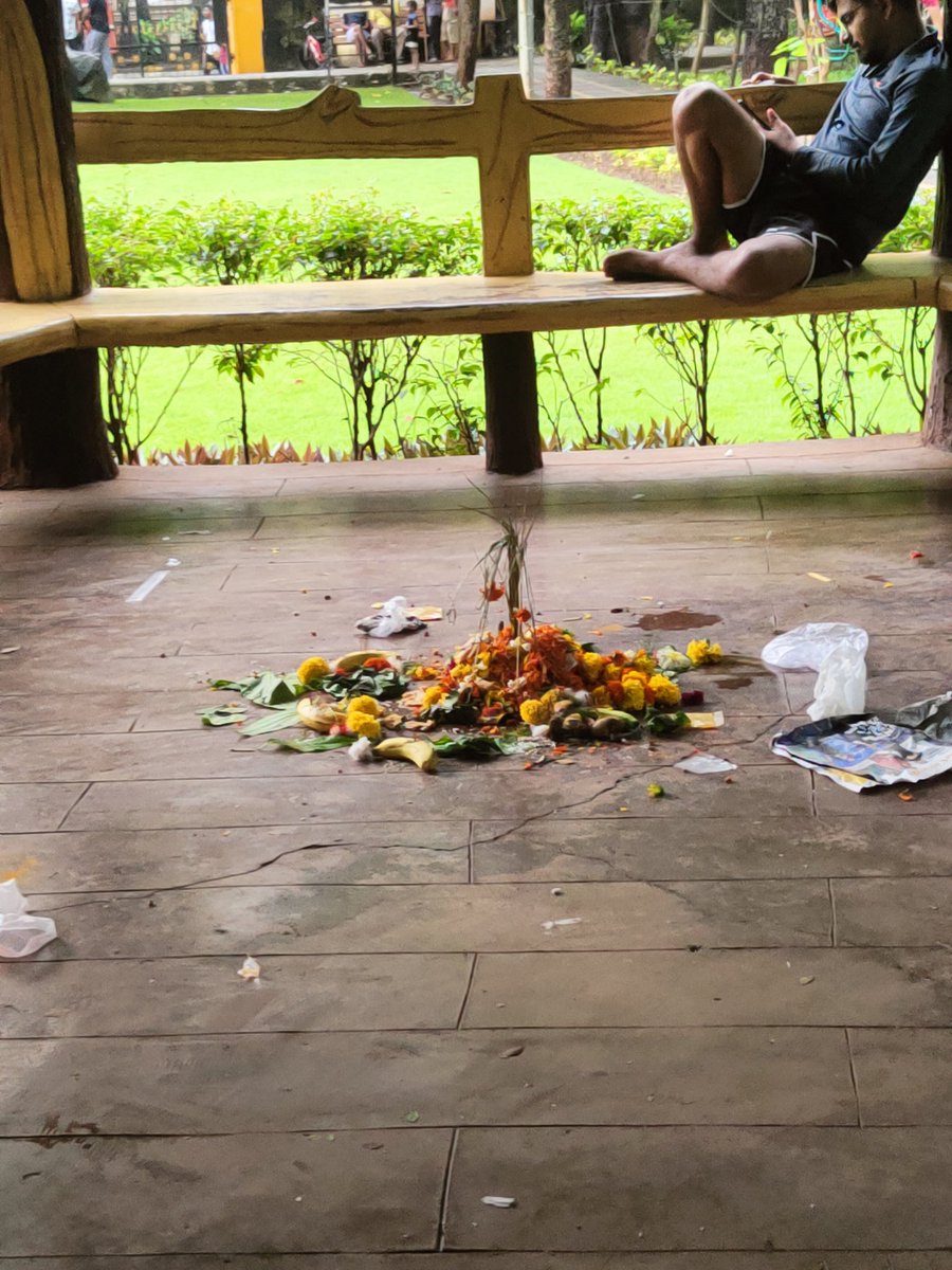 KayomarzBilimo1's tweet photo. @mybmc
@mybmcGardens
@MCGM_BMC
https://t.co/z06IlVAF35
There has been Pooja going on in the garden premises from 4 Pm, with blatant disregard for fire safety. All seating areas are dirty and filled with smoke, fruits and flowers.
Nanasaheb Dharmadhikari Park
Cama Industrial Est https://t.co/nLE5xYqCCj