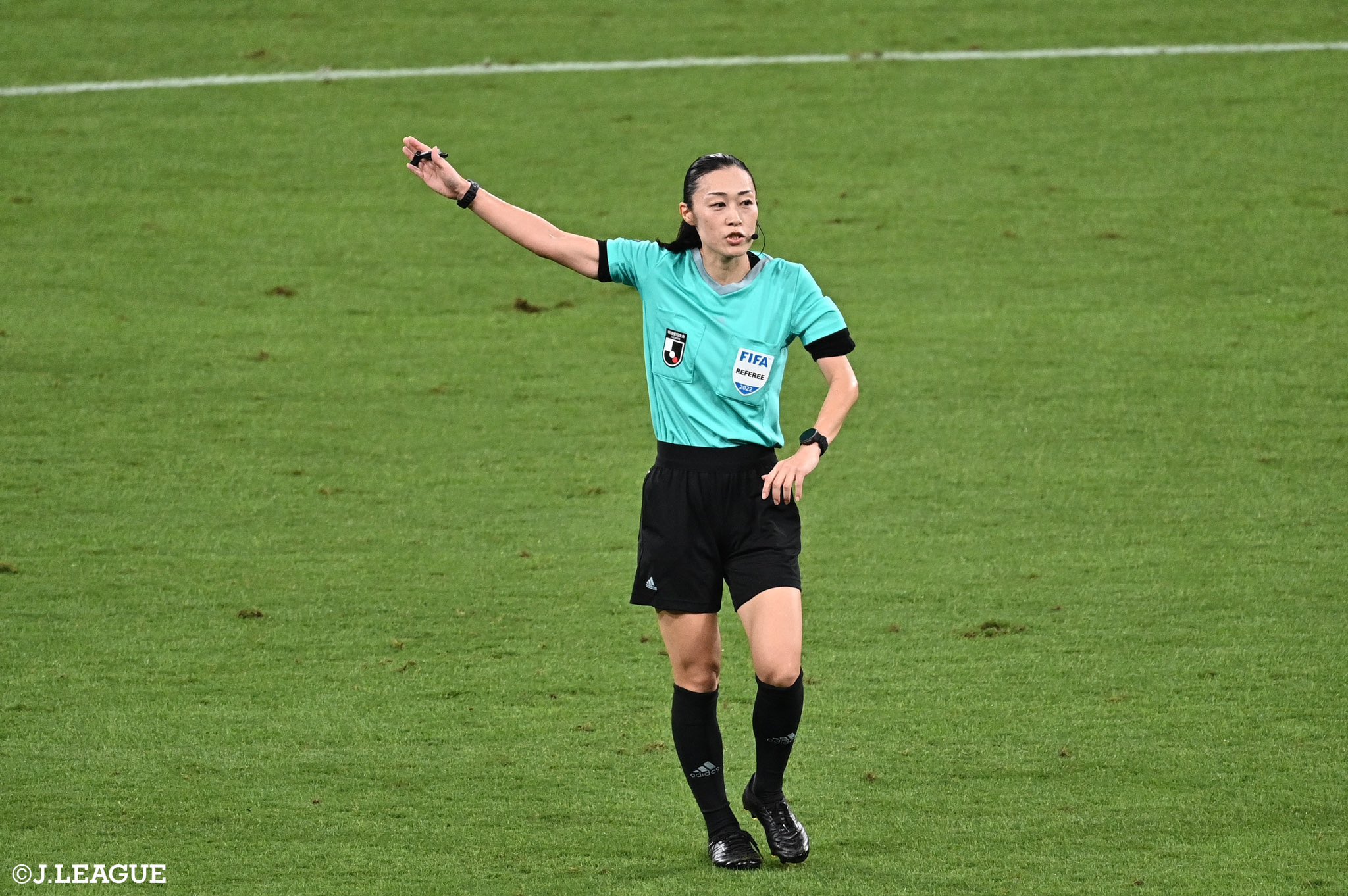ｊリーグ 日本プロサッカーリーグ 女性として初めてｊ１リーグで主審を務めた 山下良美 主審 国立競技場という舞台で 初めてとは思えないほど堂々としたジャッジを見せました 山下主審は Fifaワールドカップ カタール22においてもワールドカップ