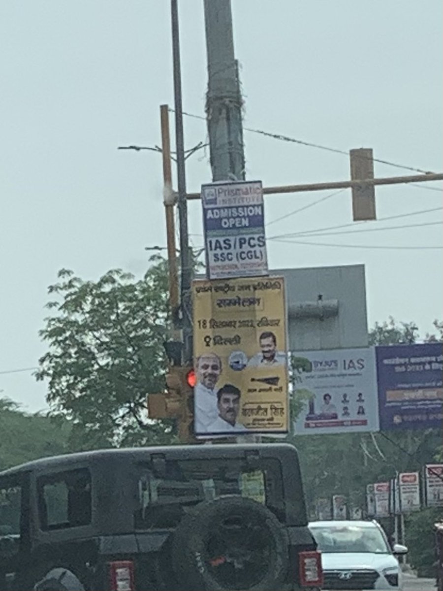 rahulvermaABVP's tweet photo. @dtptraffic @TrafficCP @dcptcr @dcptndr 
Red Light is fully covered by poster. It’s creat disturbance to see it’s red or green. Request you to kindly take action &amp; remove the poster in front of the red light.
📍: Near Signature View Apartment, Mukherjee Nagar, Delhi-09 https://t.co/Rjf4tbSkxd
