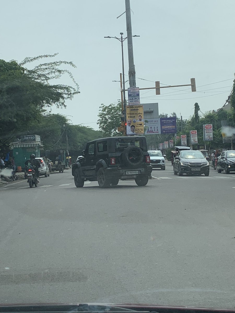 rahulvermaABVP's tweet photo. @dtptraffic @TrafficCP @dcptcr @dcptndr 
Red Light is fully covered by poster. It’s creat disturbance to see it’s red or green. Request you to kindly take action &amp; remove the poster in front of the red light.
📍: Near Signature View Apartment, Mukherjee Nagar, Delhi-09 https://t.co/Rjf4tbSkxd