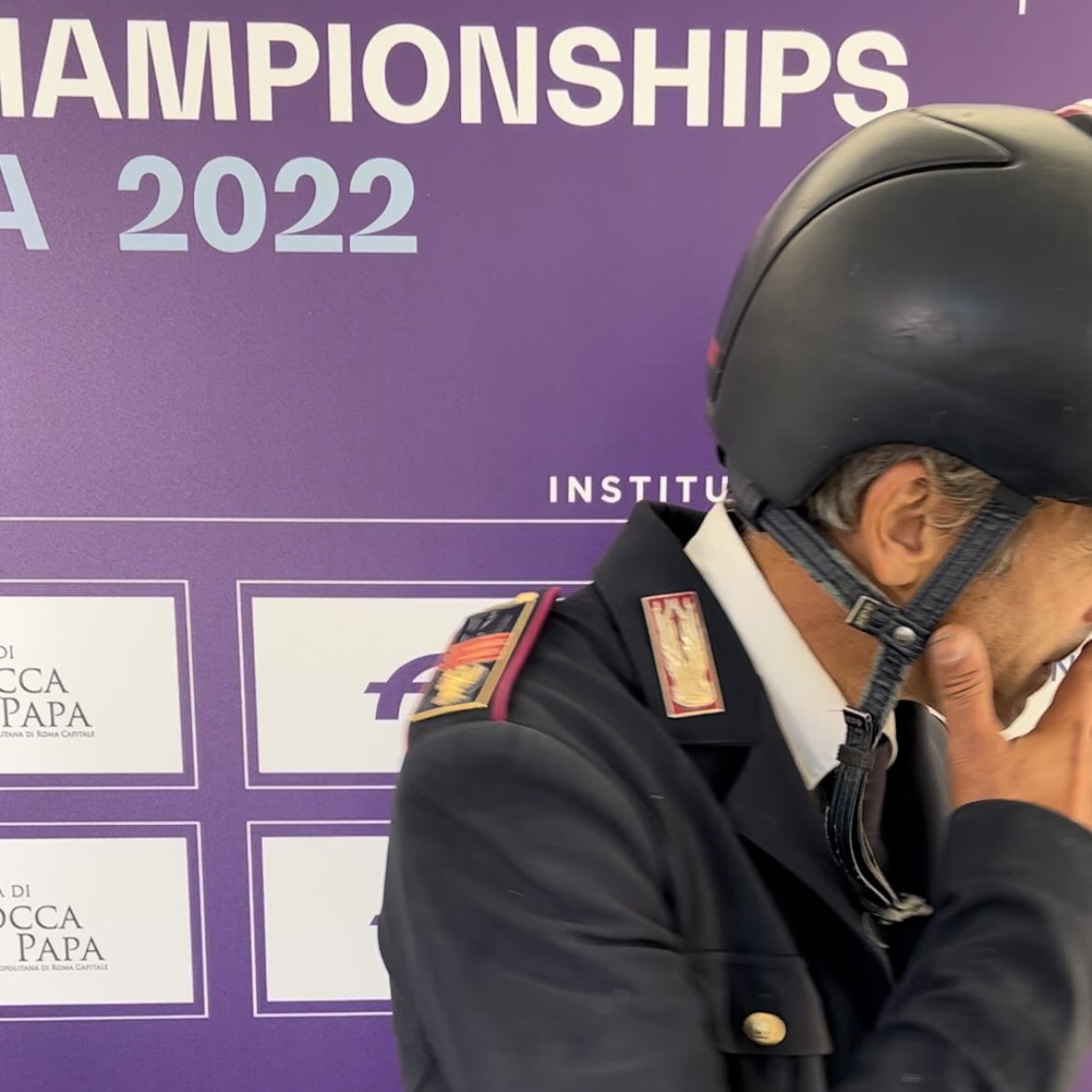 matmosciatti11's tweet photo. Weekend di #SerieA ma l’uomo della domenica è l’Assistente Capo Marco #Cappai (48 anni), che al Mondiale di #equitazione scoppia in lacrime raccontando la prova del suo cavallo #Uter, straordinario al salto a ostacoli dopo le incertezze di ieri al cross country 🐎 #Pratoni2022 https://t.co/Q0H1Mx6wJk