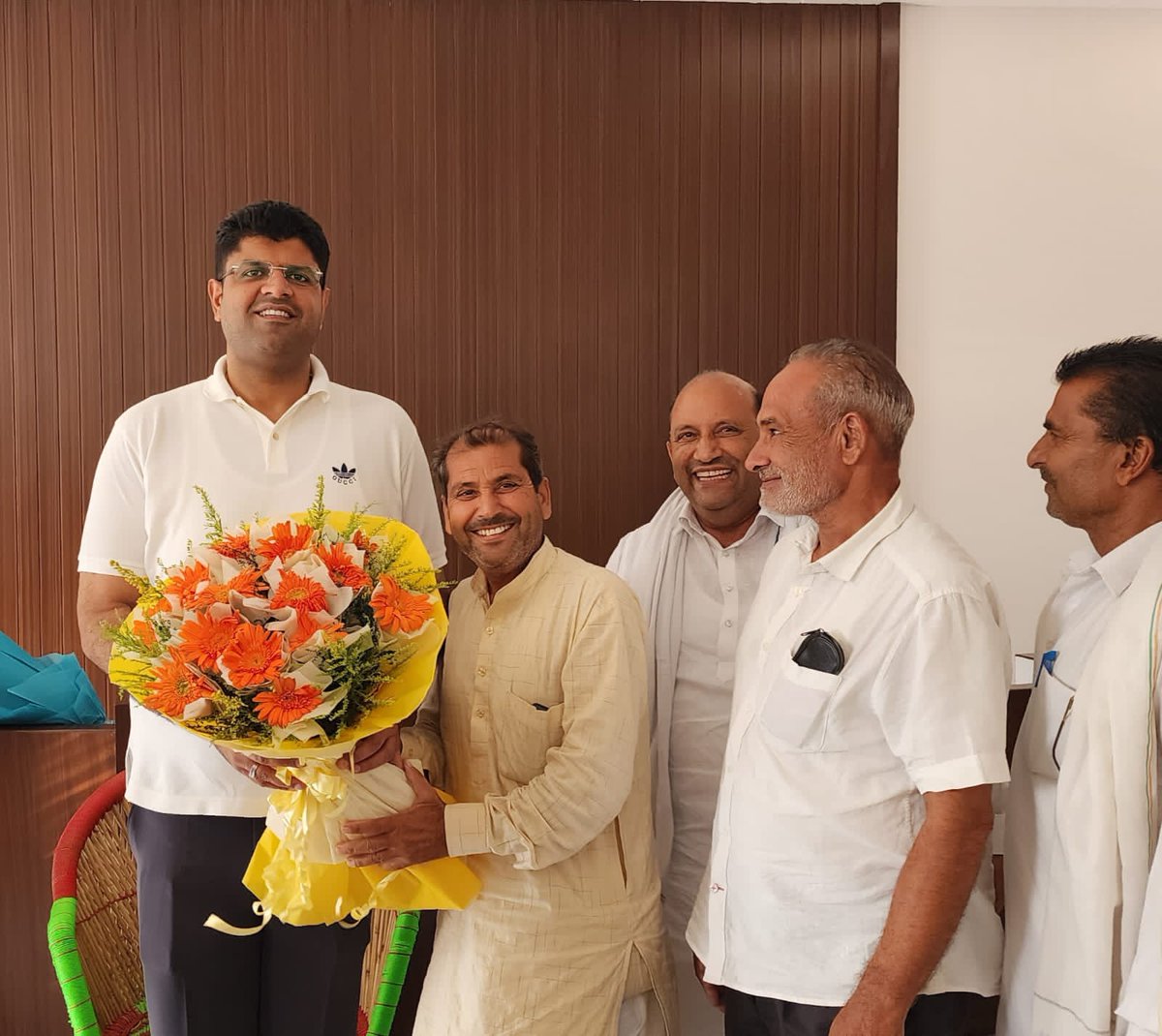 Dchautala's tweet photo. रादौर हलके के दर्जनों परिवार अन्य पार्टियों को छोड़कर जननायक जनता पार्टी में शामिल हुए हैं। सभी मेहनती साथियों का पार्टी में स्वागत है। आज शामिल होने वालों में प्रमुख रूप से राजकुमार बुबका जी, हरपाल कंबोज मारू जी व उनके साथी। https://t.co/SI0fL8Eq7E