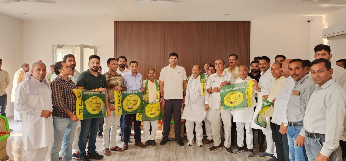 Dchautala's tweet photo. रादौर हलके के दर्जनों परिवार अन्य पार्टियों को छोड़कर जननायक जनता पार्टी में शामिल हुए हैं। सभी मेहनती साथियों का पार्टी में स्वागत है। आज शामिल होने वालों में प्रमुख रूप से राजकुमार बुबका जी, हरपाल कंबोज मारू जी व उनके साथी। https://t.co/SI0fL8Eq7E