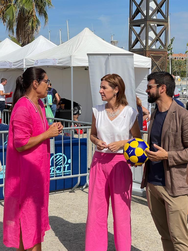 korfbalcat's tweet photo. La Secretària General de l'Esport #esportcat, @anna_caula, i el President de la @UFECcat, @gerardesteva, no han volgut perdre's aquesta oportunitat de fer un tastet de #korfbal avui a la #FiraDelEsportCatala a Barcelona. #18Set #MolldelaMarina #esportmixt #korfcat #korfball https://t.co/b0Mxlg882Q