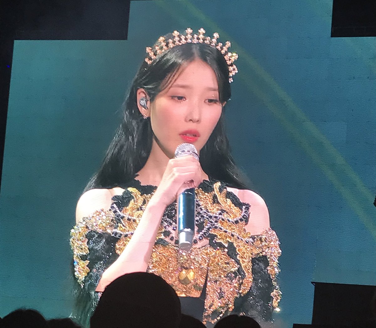 serenefiIms's tweet photo. she looks gorgeous wtf https://t.co/iNTDQGyy43