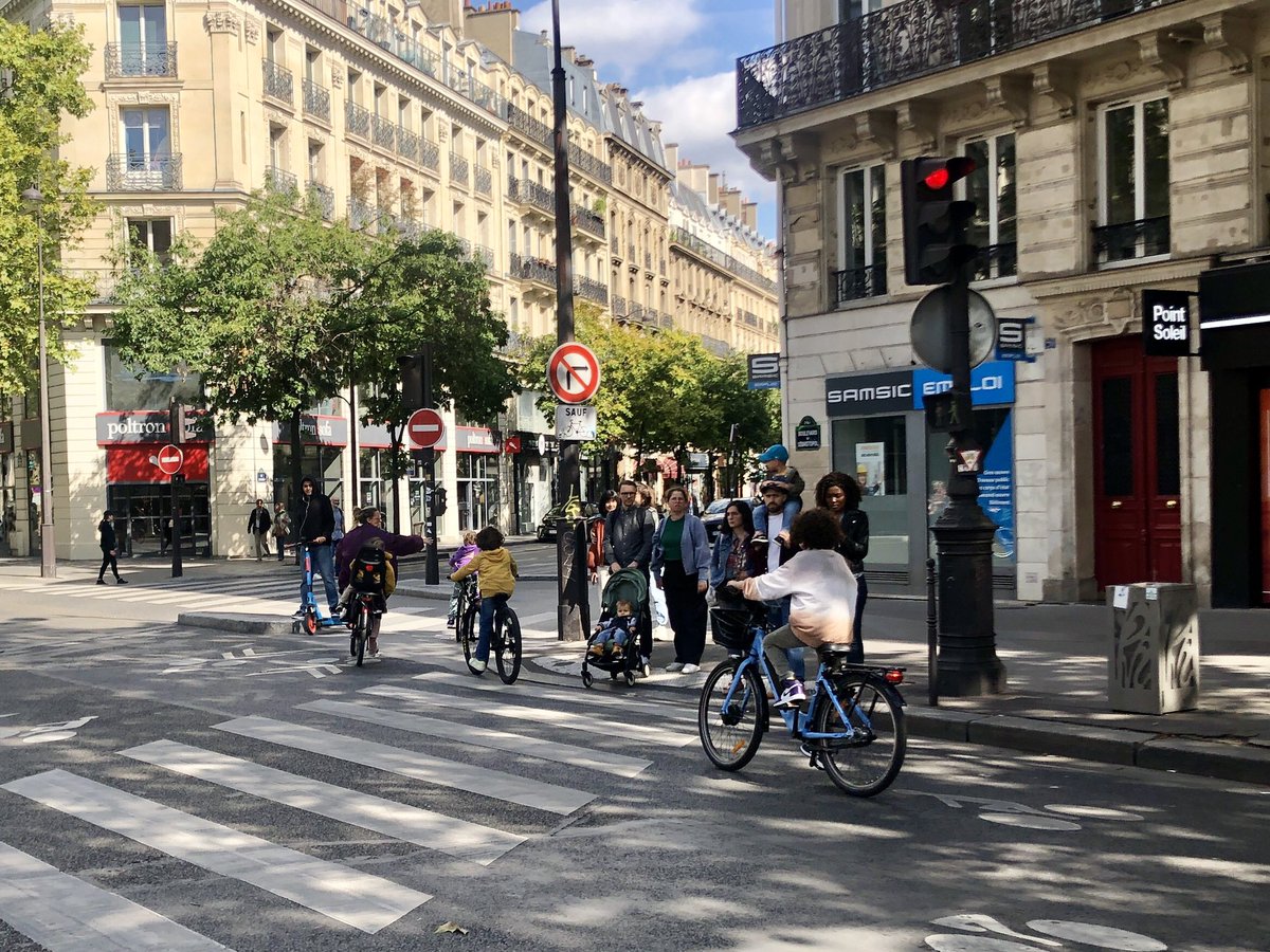 L’effet le plus notable maintenant de la #journeesansvoiture à Paris par rapport à d’habitude, ce sont les enfants et ados à Rivoli et encore plus autour.