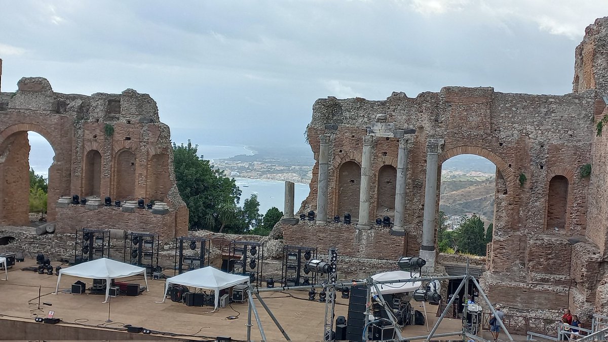 Listening to <a href="/TheMidnightLA/">ｔｈｅ　ｍｉｄｎｉｇｈｔ</a>'s new album "Heroes" here in the theater in Taormina, Sicily and just vibin' super hard.