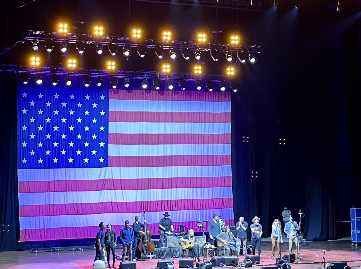 stefegee's tweet photo. What did you do last night? Oh not much. Just watched @WillieNelson @theavettbros and Senator @timkaine jam out together. #OutlawMusicFestival #merriweatherpost #feelingwilliegood https://t.co/9lxsaylN29