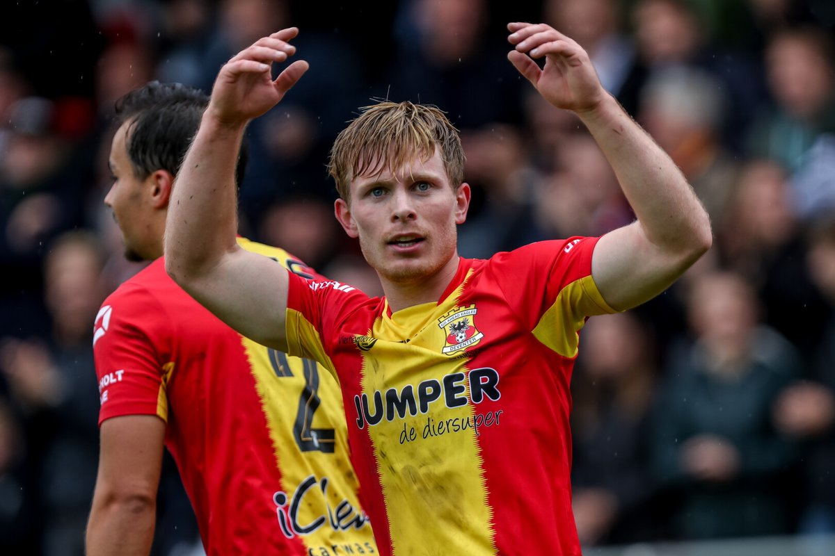 GAEagles's tweet photo. 𝗟𝗲𝗸𝗸𝗲𝗿𝗲 𝗯𝗶𝗻𝗻𝗲𝗻𝗸𝗼𝗺𝗲𝗿 𝗵𝗼𝗼𝗿, 𝗢𝗹𝗶𝘃𝗲𝗿!💪

Oliver Edvardsen is na Lloyd Kammeron (in 1993) de eerste Eagle die in zijn eerste 4 thuiswedstrijden 4 doelpunten weet te maken! 

PSV-thuis ⚽
Feyenoord-thuis ⚽
FC Emmen-thuis ⚽⚽

#GAEEMM https://t.co/1aVc2zHxXV