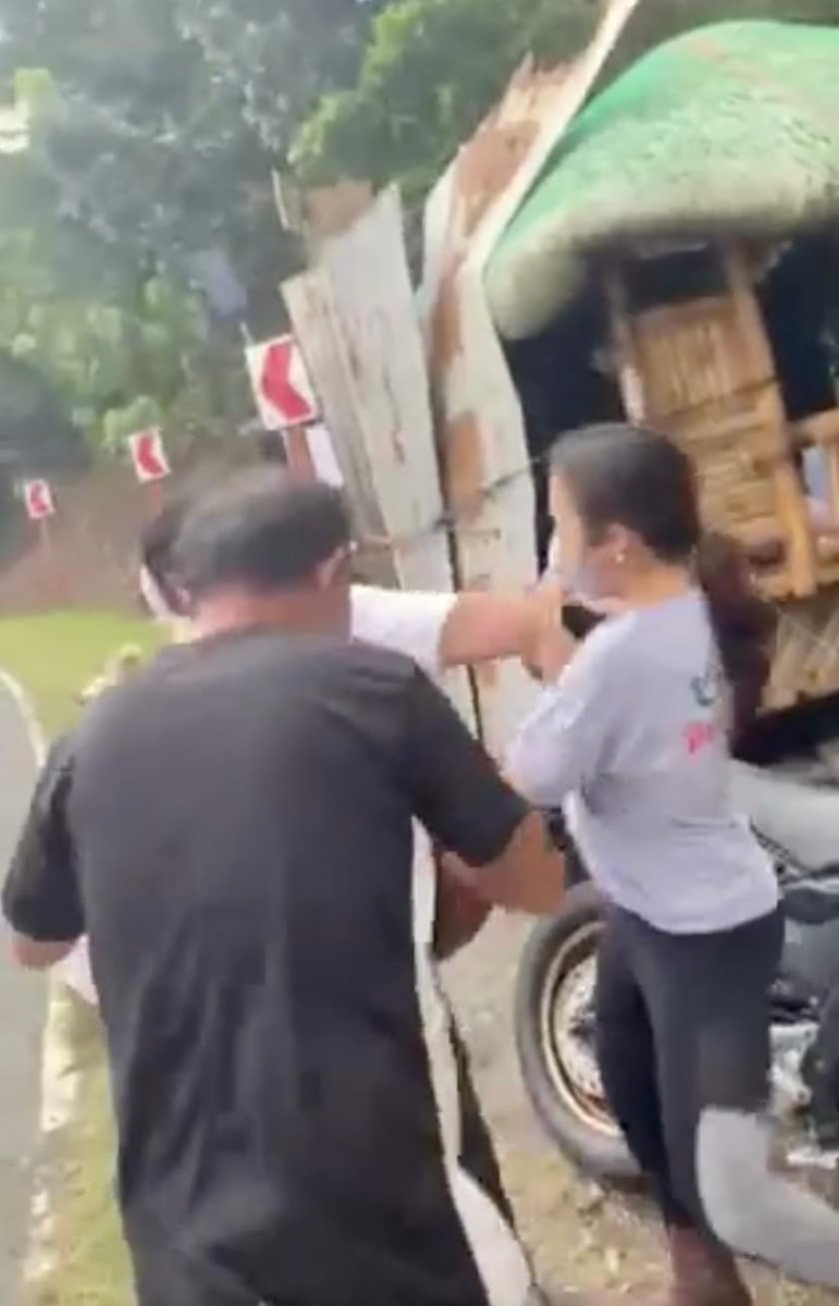 UPDATE: Sinagtala security agency and their associates refused to give information or show a valid title to the land. They also pushed away our team members who were taking documentations of the incident. These photos were taken during a documentation... (1/3)