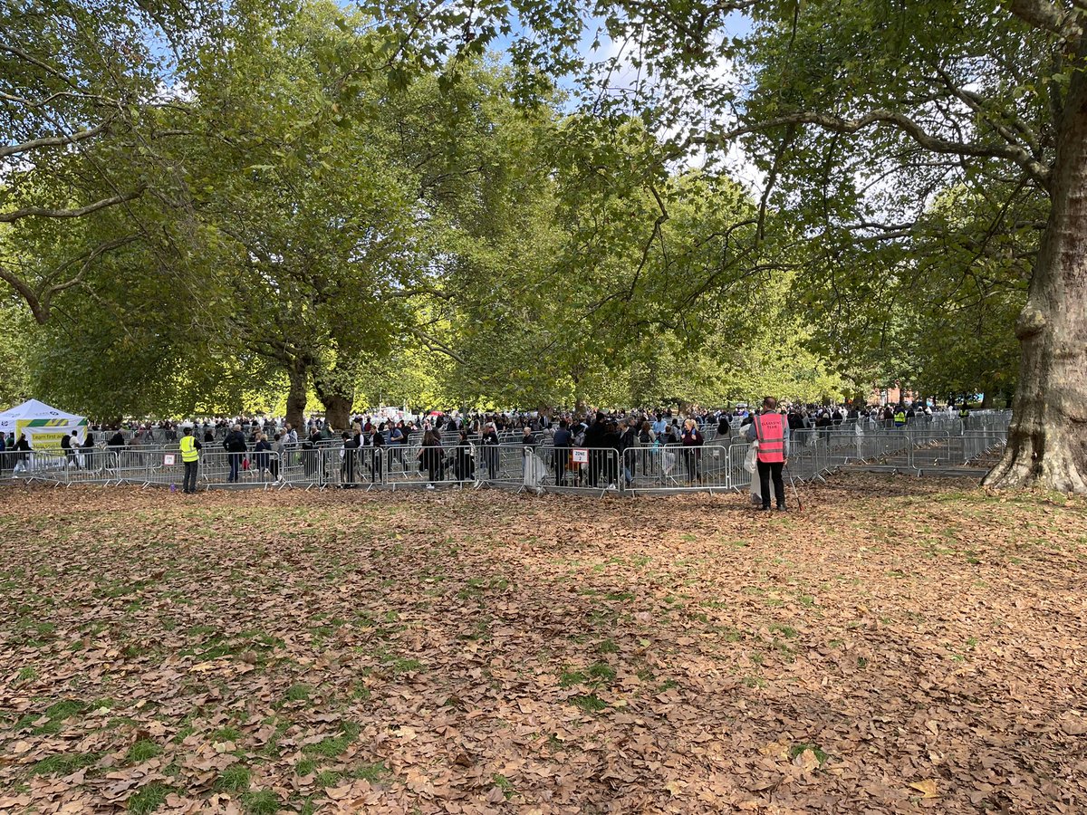 MargaretCave's tweet photo. What a joy to be part of the #FaithTeam chaplaincy to #TheQueue again this morning with @bishopSarahM walking from @Southwarkcathed hub all the way back to #SouthwarkPark with lots of wonderful encounters and conversations on the way https://t.co/uxTxgAduFw
