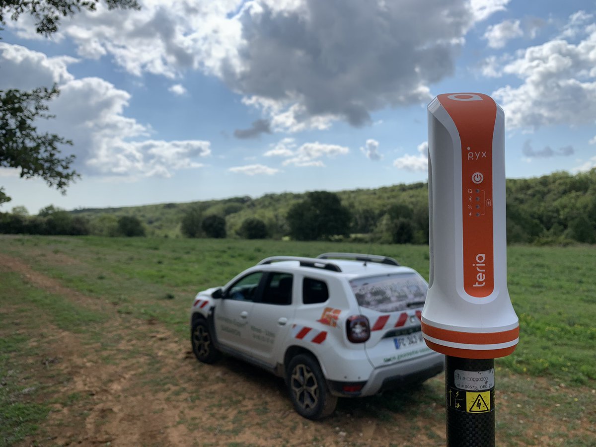 GeometreGabanon's tweet photo. Le #gps #pyx de #teria 👷🏻 s’avère très précis aussi en milieu rural 🚜 grâce à la carte SIM multi-opérateur 📲 et à son capteur GNSS compatible tous satellites 🛰 #geometreexpert #topographie https://t.co/DJ9O1Mgm4z