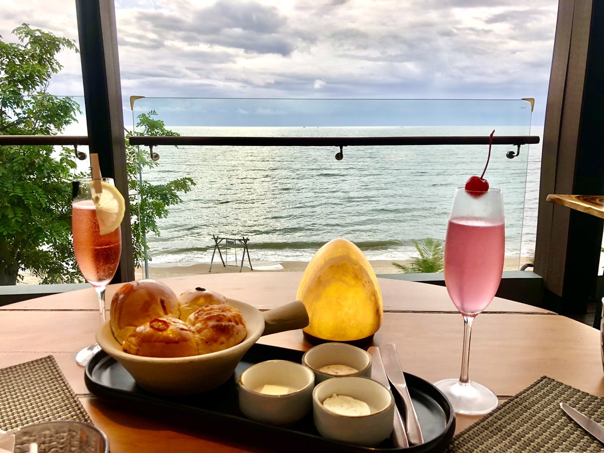 maynuna's tweet photo. 🍹🍽️🌊🌊🌊🌊😅 https://t.co/yWPFIzRnq2