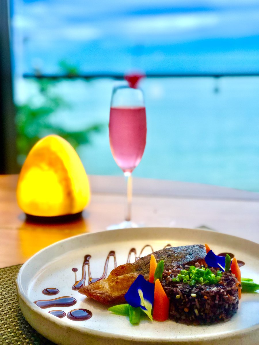 maynuna's tweet photo. 🍹🍽️🌊🌊🌊🌊😅 https://t.co/yWPFIzRnq2