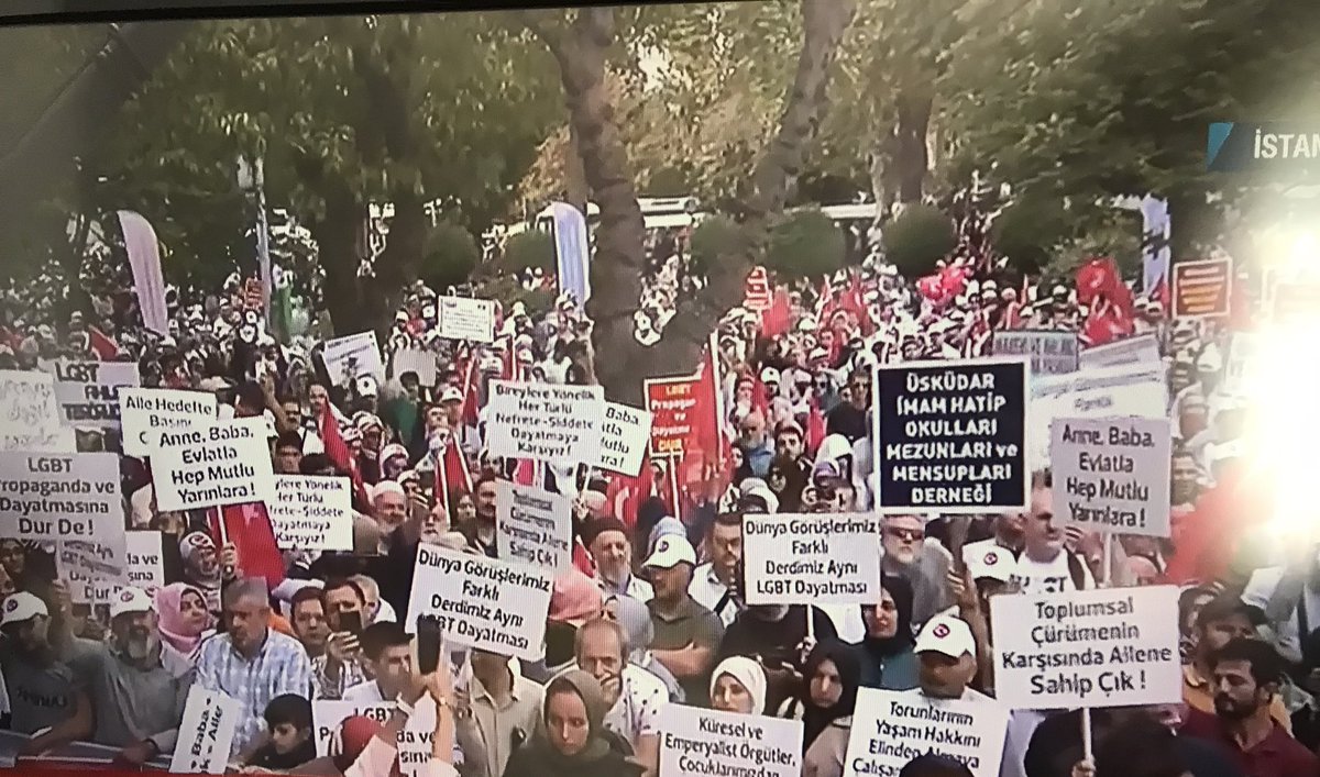 Allâh'ın sınırlarını koruyamayan ailesini nasıl korusun! Yorum yok resimler açıklıyor zaten..şimdi çıkıp orda millet birbirine o gözle bakmıyor diyecektir. Kardeşim namazda bu tür şeylerin imkan dahili bile yokken yan yana durulması yasak!İlla o göz mü olması lazım  yasak o kadar