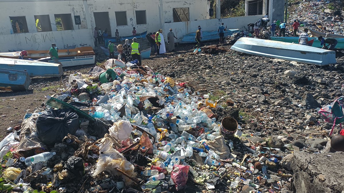 PNUD_Comores's tweet photo. Opération #citoyenne de #nettoyage à #Hantsambou.L’équipe de bénévoles de #Ouelle #Oulanga @Jcicomores, @aidecomores #Scoutngome ont réussi à récupérer 300 sacs de déchets en #plastique, #canette et autres au littoral de #Hantsambou.#worldcleanupday2022 https://t.co/RSZUmQG6RZ