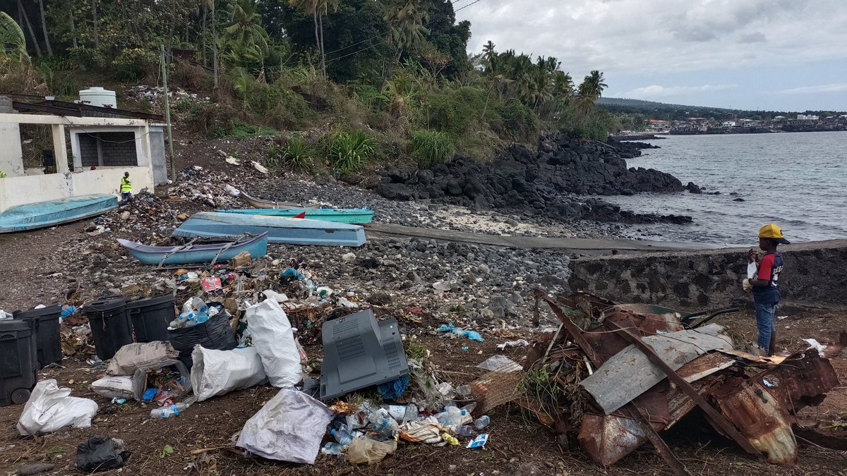 PNUD_Comores's tweet photo. Opération #citoyenne de #nettoyage à #Hantsambou.L’équipe de bénévoles de #Ouelle #Oulanga @Jcicomores, @aidecomores #Scoutngome ont réussi à récupérer 300 sacs de déchets en #plastique, #canette et autres au littoral de #Hantsambou.#worldcleanupday2022 https://t.co/RSZUmQG6RZ