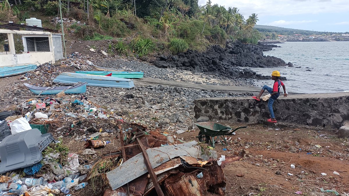PNUD_Comores's tweet photo. Opération #citoyenne de #nettoyage à #Hantsambou.L’équipe de bénévoles de #Ouelle #Oulanga @Jcicomores, @aidecomores #Scoutngome ont réussi à récupérer 300 sacs de déchets en #plastique, #canette et autres au littoral de #Hantsambou.#worldcleanupday2022 https://t.co/RSZUmQG6RZ