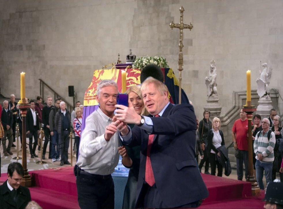 Nosfeshartu's tweet photo. Exclusive photo of queue jumpers Phillip Schofield and Holly Willoughby in   the Palace of Westminster. https://t.co/qLPy6JMqOL