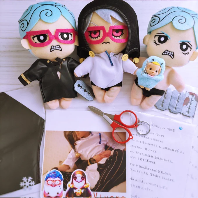 #ギリグラッツェ にて冥府はづきさん( )に通頒していただきました!着せ方メモのご活躍でぬいちゃんが可愛く変身できました!そして御本がもう最高で推しカプ「居た」…!さらに好きなページ掲載のご許可も頂戴しました…絵をレイヤーさんに再現していただけるの嬉し…全部が好きです 