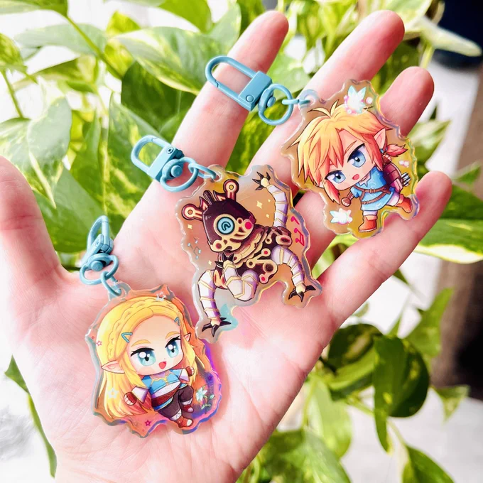 Ahora que el siguiente Zelda tiene fecha de salida (finally yaaayy) pues no faltarán los llaveritos y pegatinas de Zelda, Link y el Guardian Feliz xD No le tengáis miedo, que solo quiere hacer amigos jajaja 