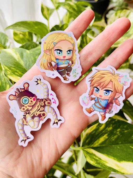 Ahora que el siguiente Zelda tiene fecha de salida (finally yaaayy) pues no faltarán los llaveritos y pegatinas de Zelda, Link y el Guardian Feliz xD No le tengáis miedo, que solo quiere hacer amigos jajaja 