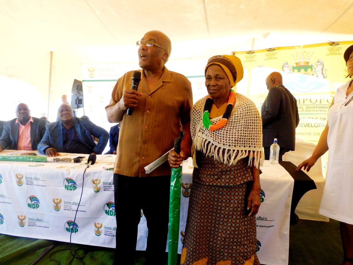 Min Motsoaledi addresses family members as he hands over the #SmartIDCard to Gogo Raisibe Bapela #DHAServiceDelivery