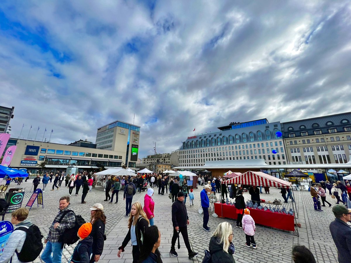 JoakimInnila's tweet photo. Wikken kulmalla on taas valoisaa vilinää: #TurunPäivä ja uudistettu #TurunKauppatori.👏
#Turku #Wiklund @turunosk @VisitTurku @Turkukaupunki #kauppatori #kaupunkikulttuuri #kaupunkiympäristö https://t.co/8b98Xy3RFL