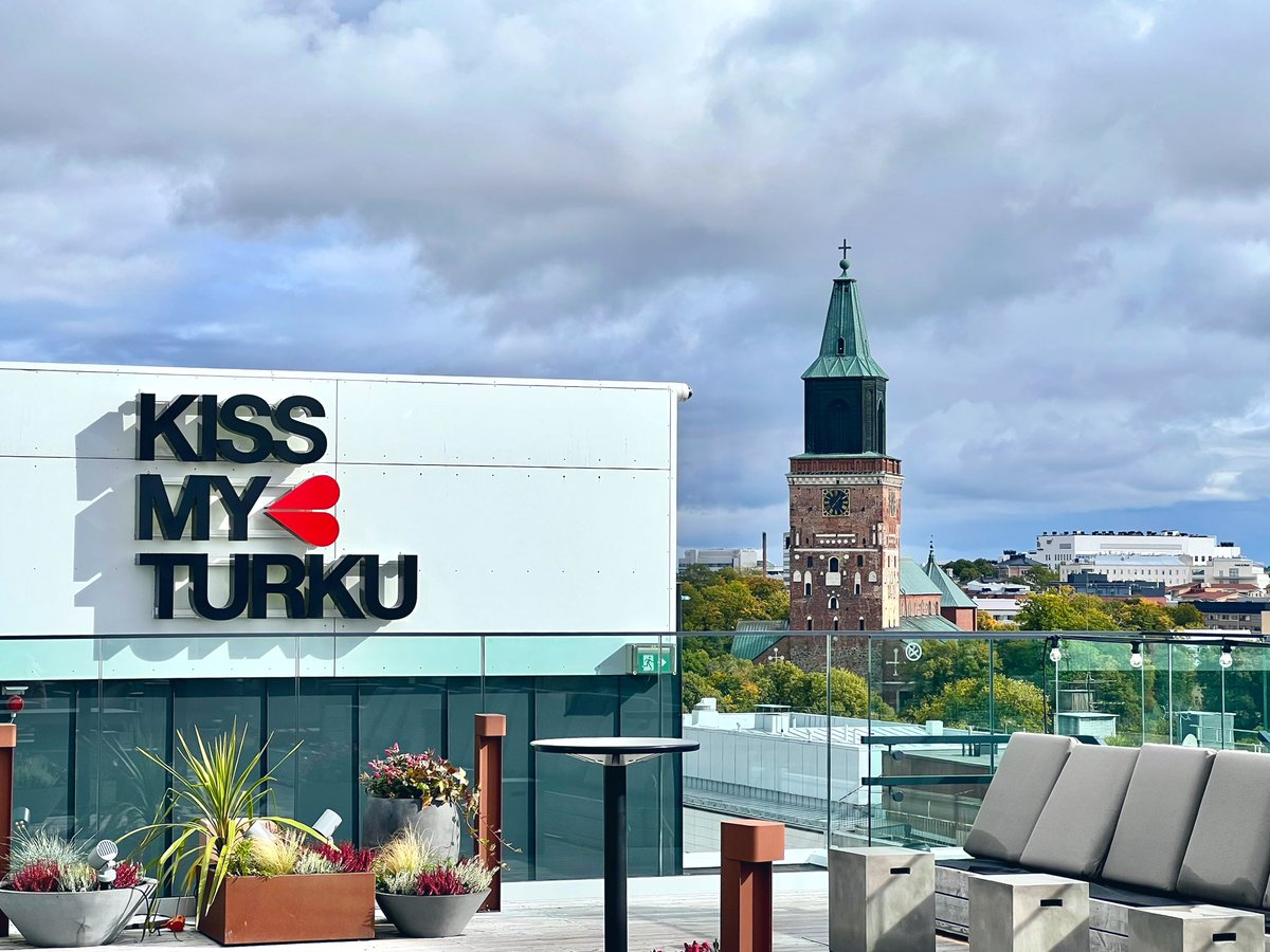 JoakimInnila's tweet photo. Wikken kulmalla on taas valoisaa vilinää: #TurunPäivä ja uudistettu #TurunKauppatori.👏
#Turku #Wiklund @turunosk @VisitTurku @Turkukaupunki #kauppatori #kaupunkikulttuuri #kaupunkiympäristö https://t.co/8b98Xy3RFL