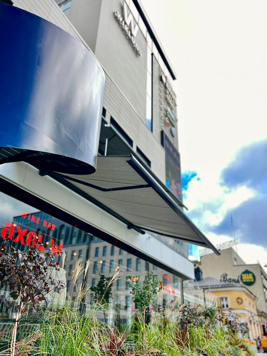 JoakimInnila's tweet photo. Wikken kulmalla on taas valoisaa vilinää: #TurunPäivä ja uudistettu #TurunKauppatori.👏
#Turku #Wiklund @turunosk @VisitTurku @Turkukaupunki #kauppatori #kaupunkikulttuuri #kaupunkiympäristö https://t.co/8b98Xy3RFL
