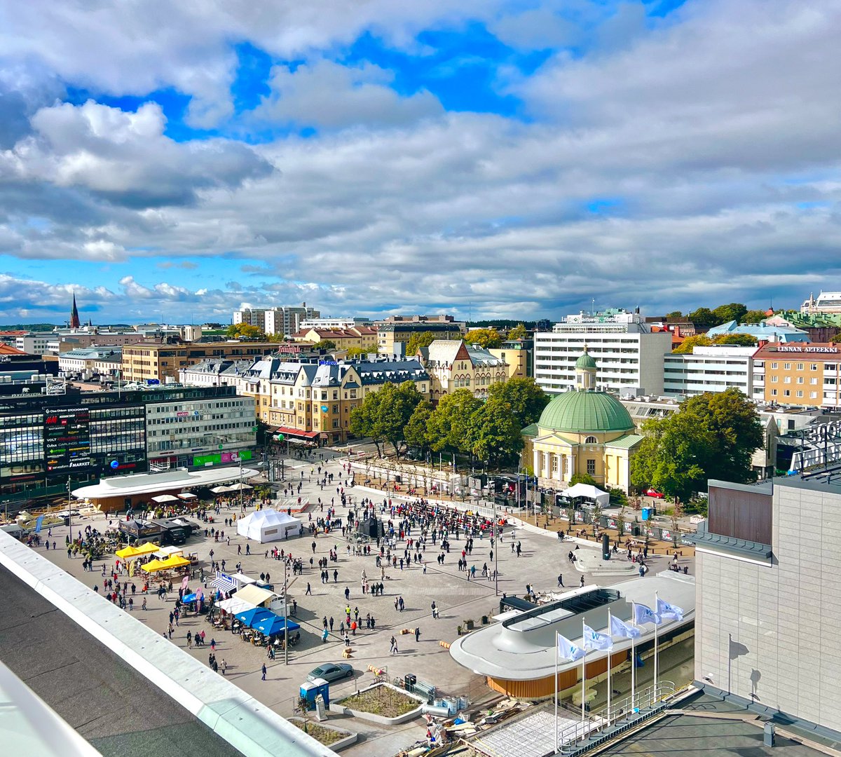JoakimInnila's tweet photo. Wikken kulmalla on taas valoisaa vilinää: #TurunPäivä ja uudistettu #TurunKauppatori.👏
#Turku #Wiklund @turunosk @VisitTurku @Turkukaupunki #kauppatori #kaupunkikulttuuri #kaupunkiympäristö https://t.co/8b98Xy3RFL