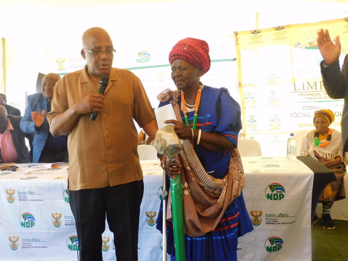 Minister Motsoaledi hands over the #SmartIDCard to Gogo Malesela Mashilo on her birthday #DHAServiceDelivery