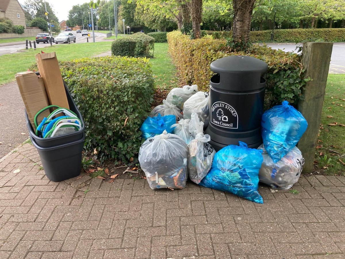 Cllr_Morey's tweet photo. Great to get back out with our #BradleyStoke Zero carbon group for the monthly litter pick meet up. Lots of rubbish picked up, including 6 L plates and lots of these cream charger gas canisters.
#keepbritainclean #bigcleanup #litterpick https://t.co/OPdQSB9oPH