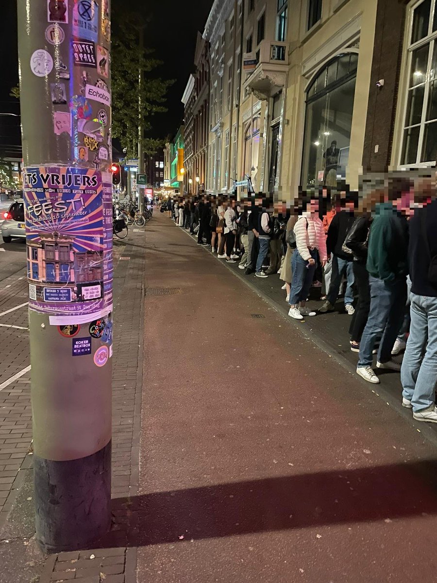 De horecastewards hebben de portiers geholpen met een grote groep feestgangers van het fietspad af te krijgen!

Het was namelijk ontzettend druk in het centrum van den haag en deze menigte vormde een gevaar voor zichzelf en voor voorbijgangers!

#veilig #verkeer #uitgaan #denhaag