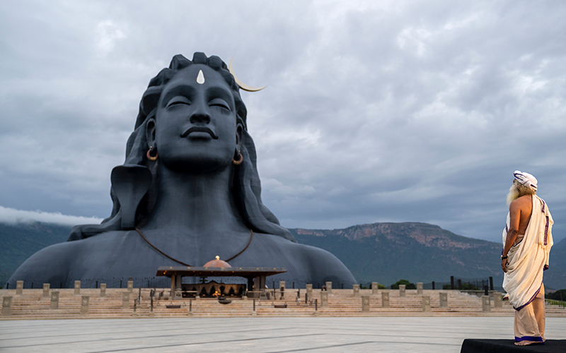 SadhguruJV's tweet image. The Divine is not of heavenly origin but of Human evolution. #SadhguruQuotes