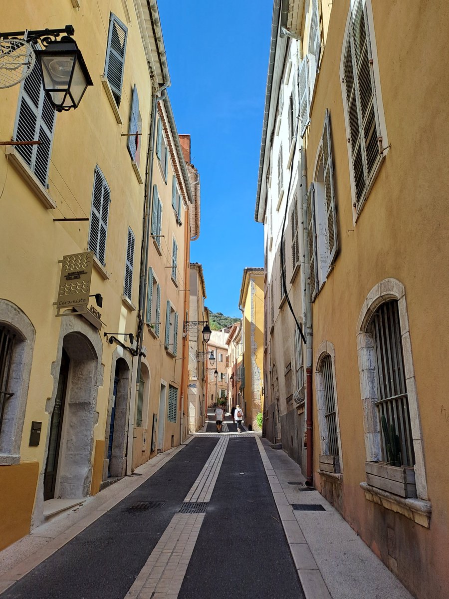 MRoffinella's tweet photo. #Hyères #CentreAncien #CoeursDeVille
La rue Franklin, par laquelle j'accède à l'immeuble que j'habite - mais mon T2 donne sur la place de l'Oustaou Rou et ses jolis arbres.
J'adore ce quartier où les habitants de toutes cultures m'ont accueillie à bras ouverts. Grand merci. ❤️ https://t.co/SQpyDcdqdK