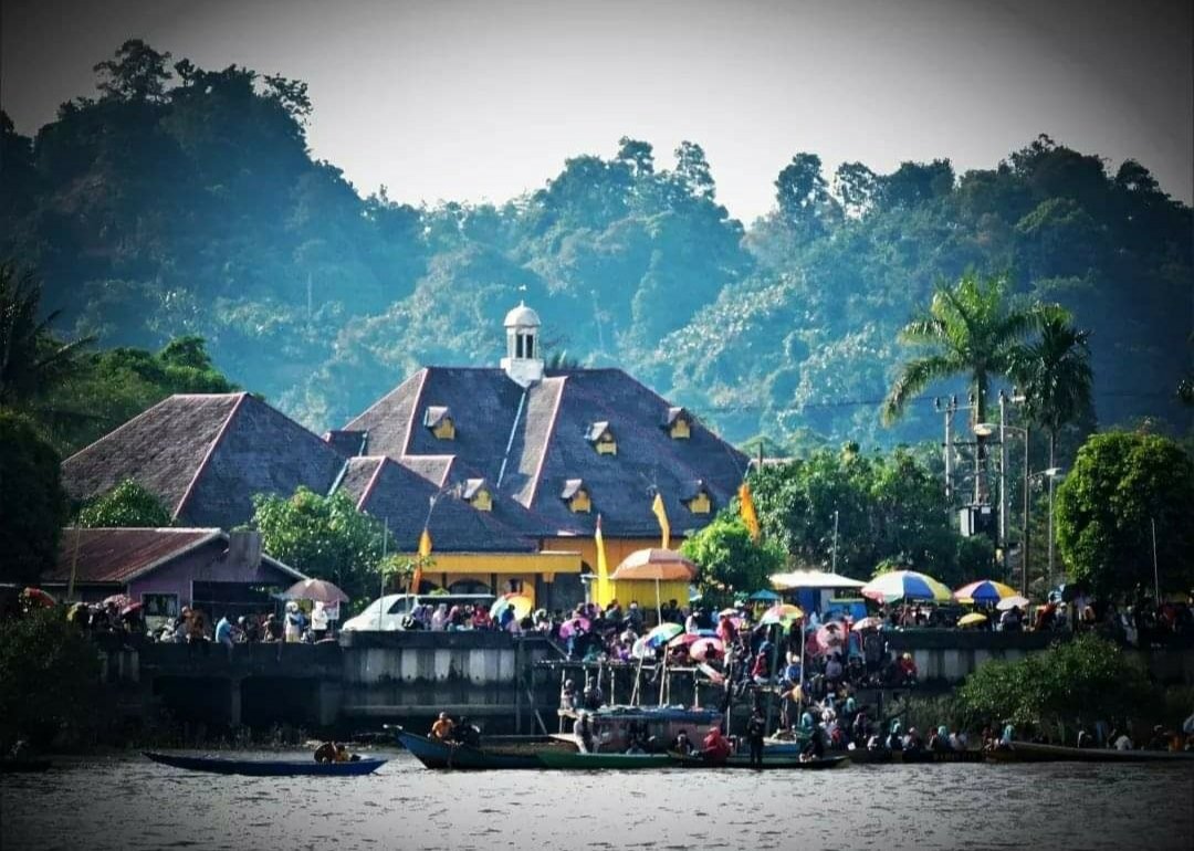 can_datu's tweet photo. Museum Batiwakkal yang menyimpan bukti sejarah kebesaran Kesultanan Gunung Tabur menjadi salah satu background epic saat jepret lomba Perahu panjang dari sudut Kota Tanjung Redeb, Berau.
#musieumgunungtabur
#IPABKALTIM https://t.co/nnh9j8BA8V