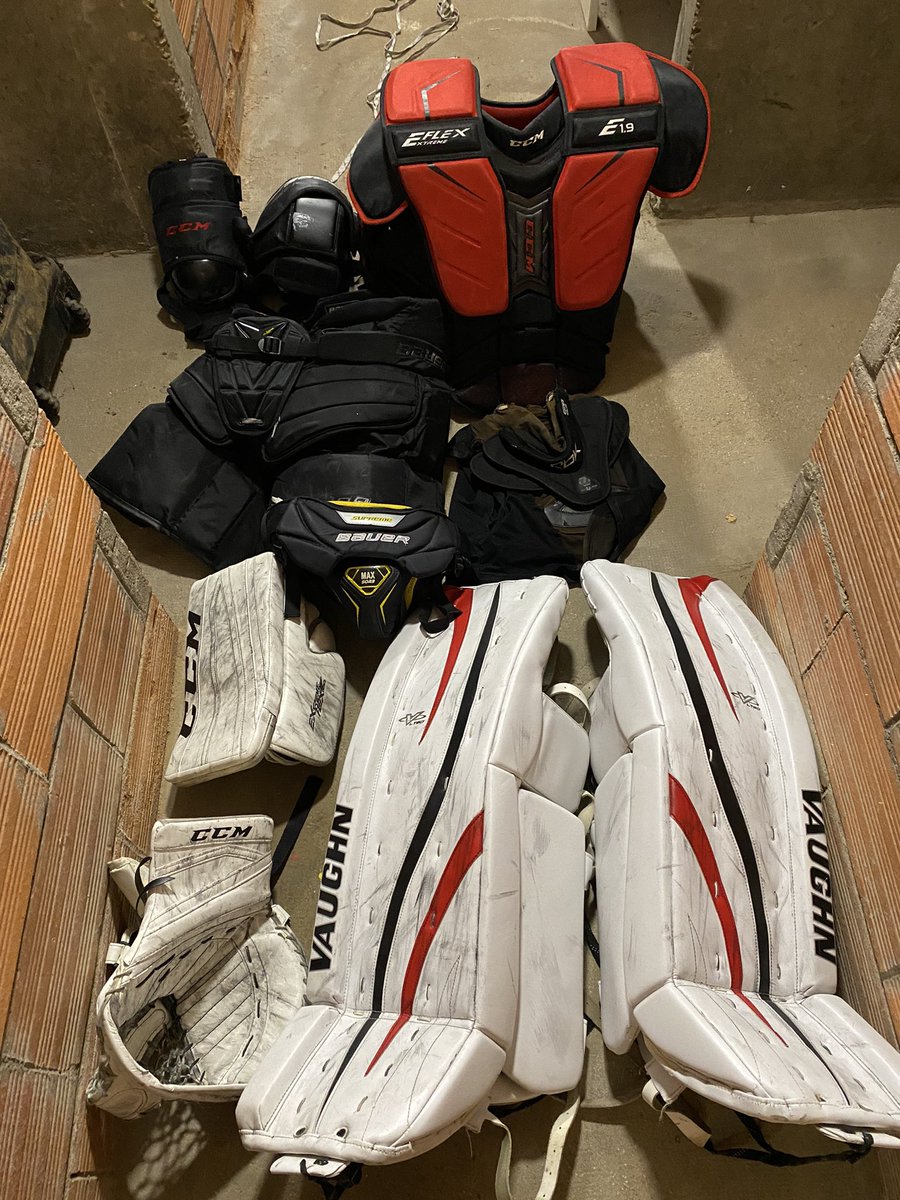 Wts matériel de gardien de hockey sur glace droitier 
Si vous connaissez des gens intéressés le lot pour 450€ à venir récupérer 
RT SVP