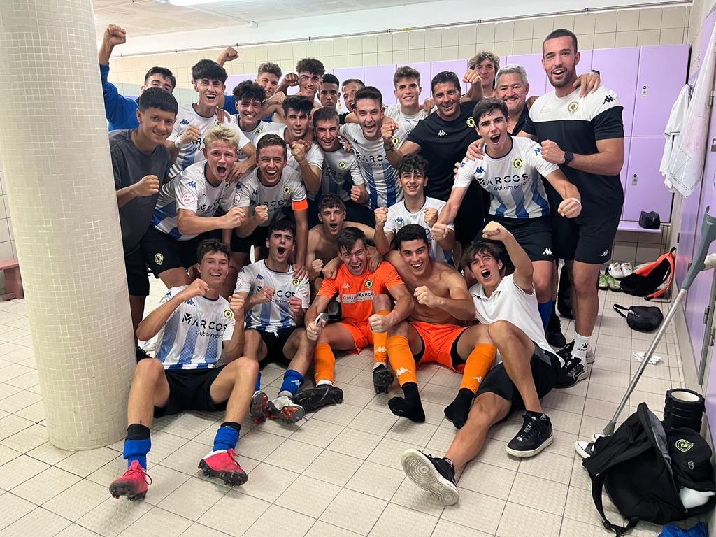 Alberto53257263's tweet photo. Victoria importantísima del DH del @cfhercules .. enorme equipo 💪💪💪💪🔵⚪🔵 https://t.co/7JYoLfsS4C